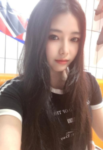 南村万博 肥臀妹子懒懒