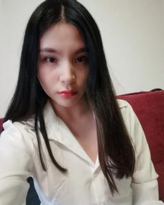 汉口火车站娇小女人