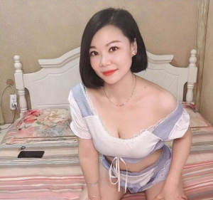 返食妩媚风韵熟女
