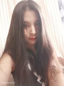 汉口火车站娇小女人