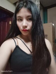 汉口火车站娇小女人