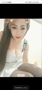 天津之眼附近喷水妞