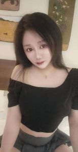 白皙胸大的小姐姐