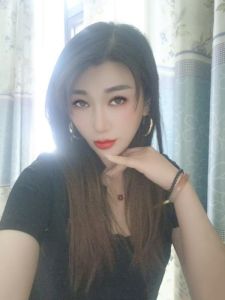 淫荡骚妇玩花活