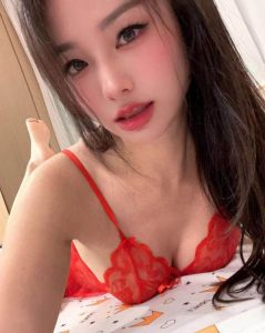 苗条性感水床服务小樱