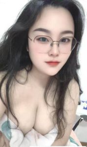 浦东漂亮奶子眼镜妹