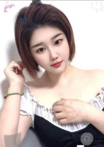 东门短发性感小少妇