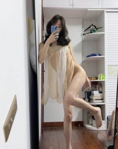 冷白皮美腿小少妇