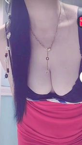 大胸肥臀的小姐姐