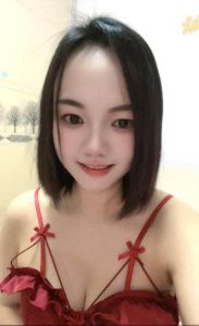 大灯娇小美妇