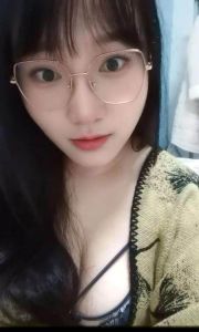 瑶海眼镜妹笑笑