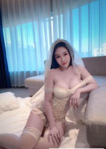天河白皙大胸妹