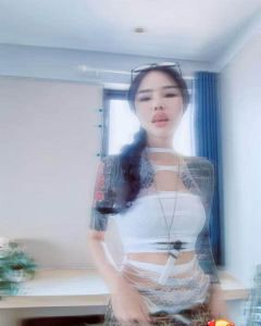 舌钉纹身猫