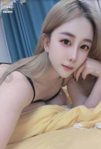 绝绝子巨乳美女
