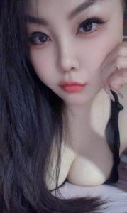 春节不休息大奶妹
