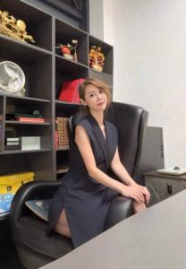 身材高挑热情服务老师