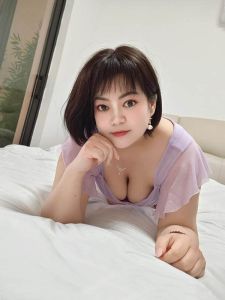浦东前凸后翘小少妇