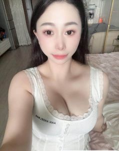 大胸翘臀妹子