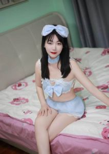 白嫩低胸情趣少妇