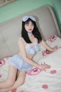 白嫩低胸情趣少妇