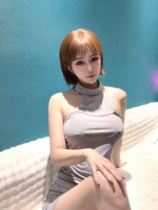 精致短发妹