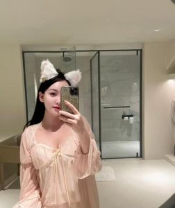 白嫩大眼萌妹