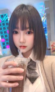 呆萌短发清纯妹子
