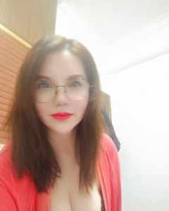 戴眼镜美少妇