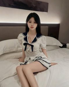 皮肤白嫩颜值小嫩妹