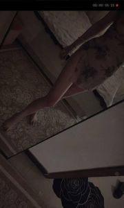 身材纤细颜值服务妹子