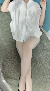 皮肤白皙美女老师