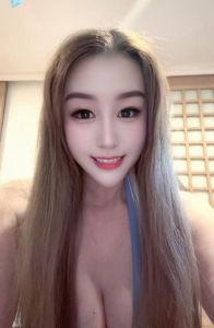 清秀美臀依依
