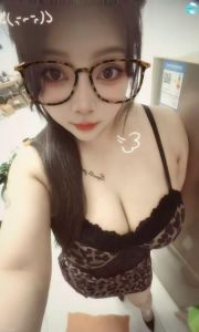 性感豹纹嫩妹