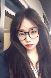 眼镜妹萌萌