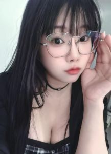 眼镜妹萌萌