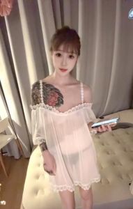 成都美乳纹身妹小井