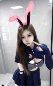 制服大胸小美女