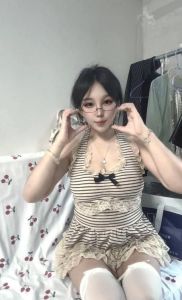 湖里性感诱惑眼镜妹