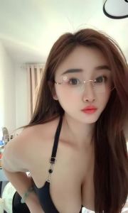 纯欲眼镜妹曼曼