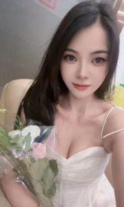 肤白蜜桃臀妹妹