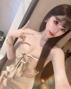 170丰满女模能舌吻