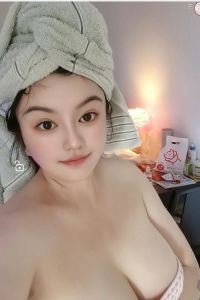 前凸后翘大胸妹
