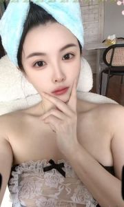 身材美胸嫩妹