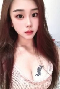 舌吻邻家女孩露露