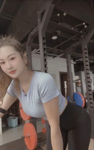 必看 · 前凸后翘健身骚妇-值得体验