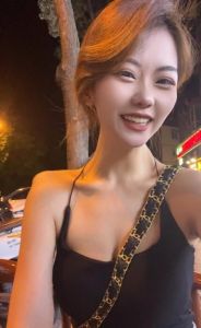 爱笑的美腿小姐姐-五星好评