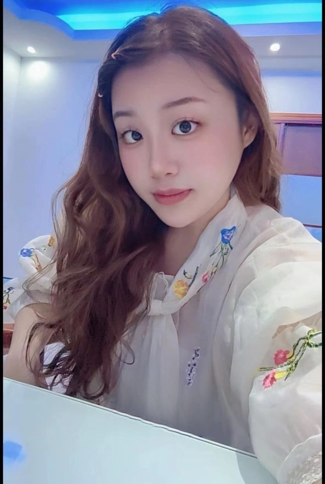 巨白嫩妹性感小菲儿