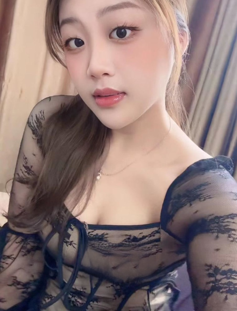 巨白嫩妹性感小菲儿