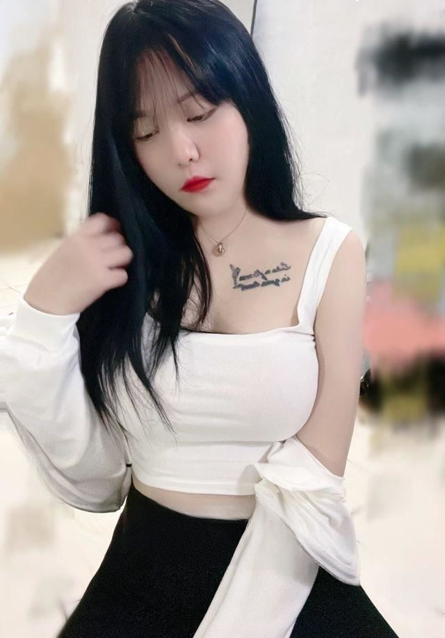 皮肤白哲大胸妹
