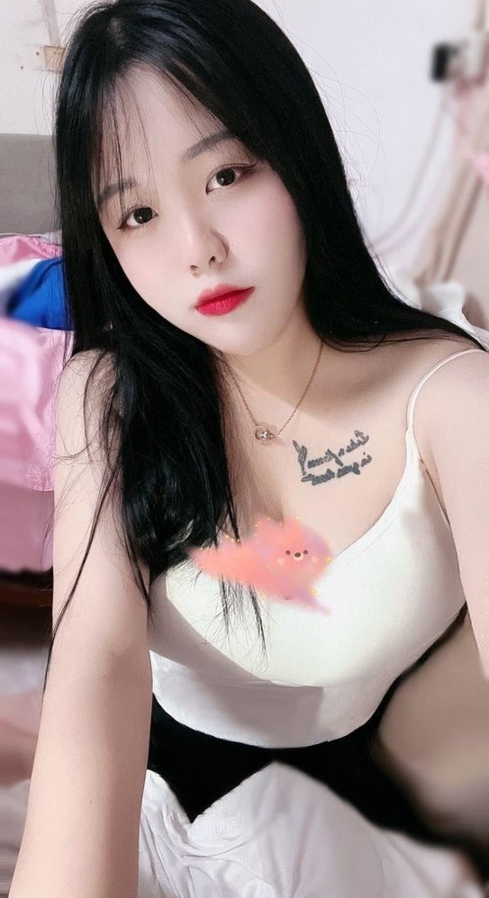 皮肤白哲大胸妹